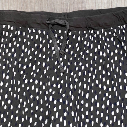 Bas de pyjama femme 9th Avenue L gris à pois noirs avec cordon ajustable et chevilles resserrées.
