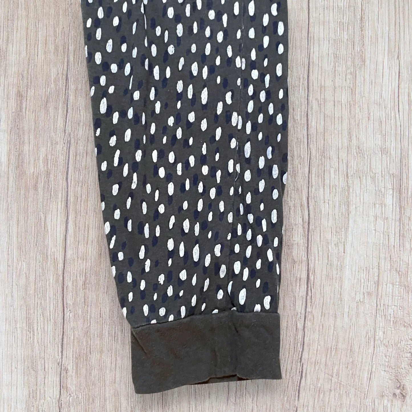 Bas de pyjama femme 9th Avenue L gris à pois noirs avec cordon ajustable et chevilles resserrées.
