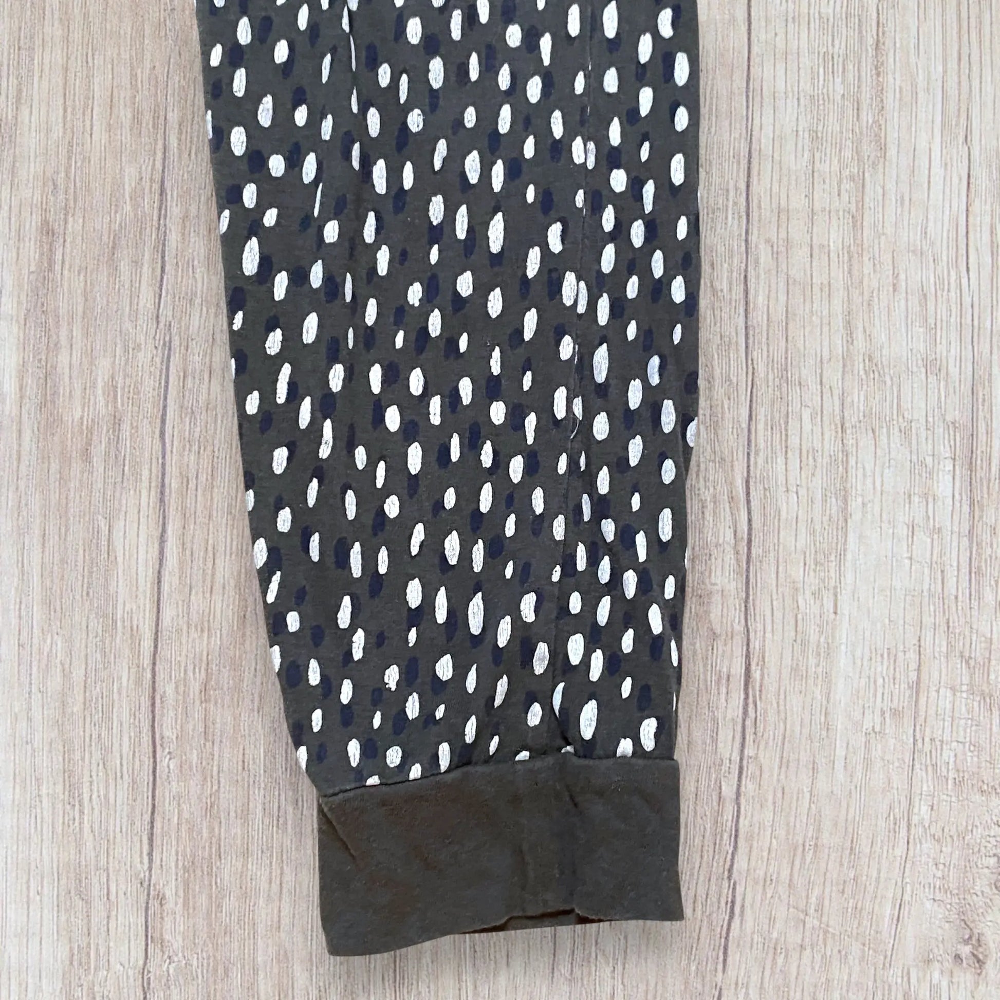 Bas de pyjama femme 9th Avenue L gris à pois noirs avec cordon ajustable et chevilles resserrées.
