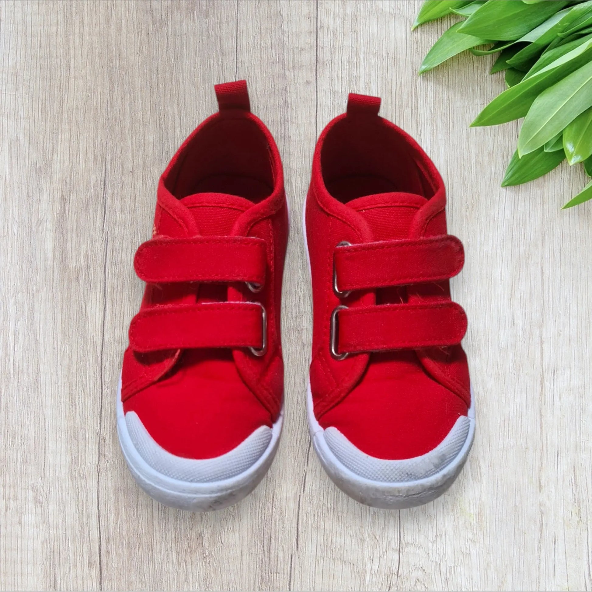 Baskets rouges Gémo enfant motif voiture pointure 28 très bon état scratch
