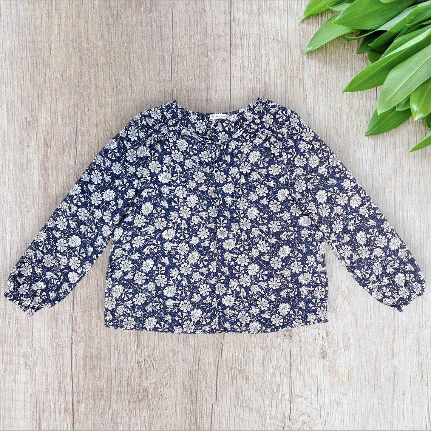 Blouse femme Gérard Pasquier 42 bleu marine à motif fleuri blanc, manches longues bouffantes et col à nouer