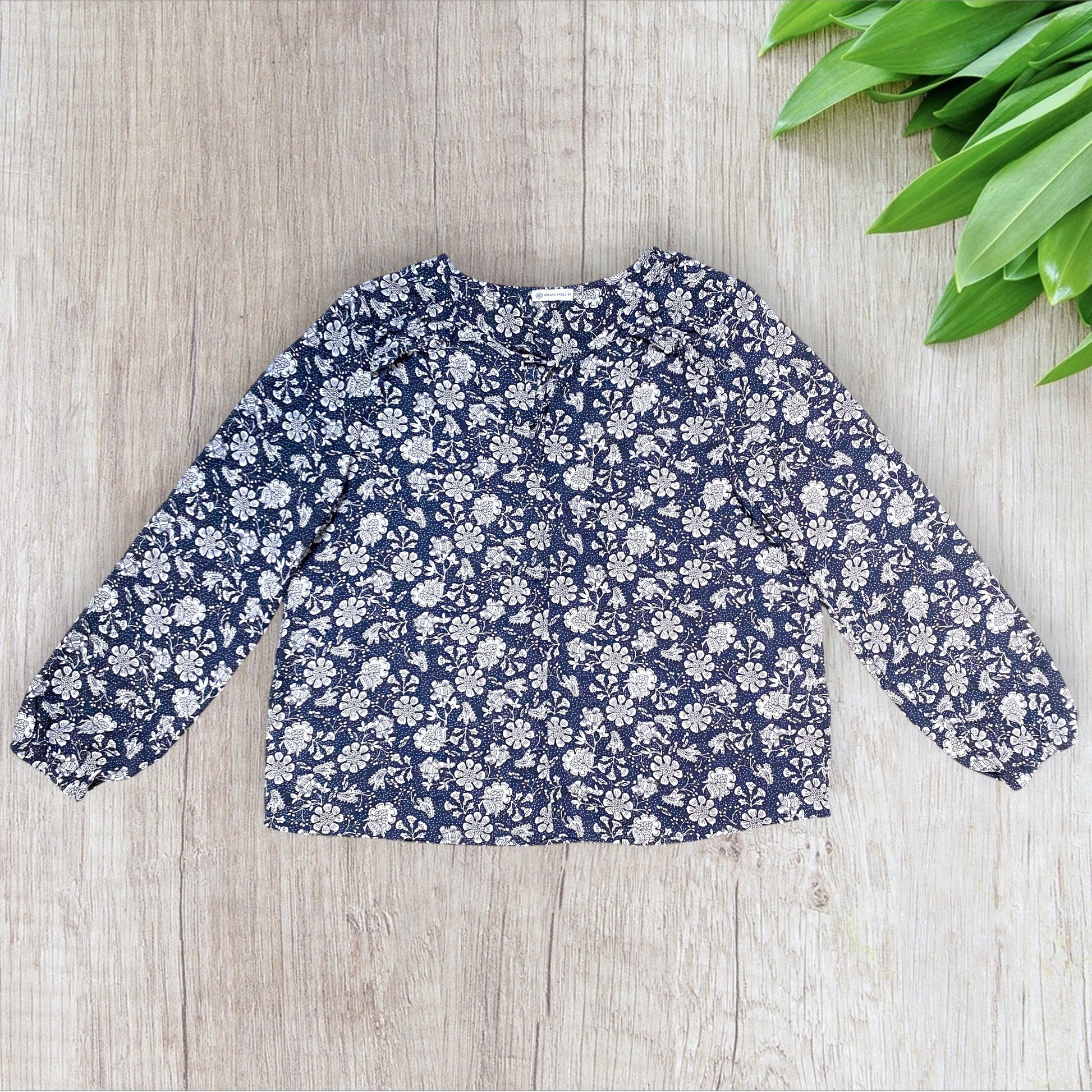 Blouse femme Gérard Pasquier 42 bleu marine à motif fleuri blanc, manches longues bouffantes et col à nouer