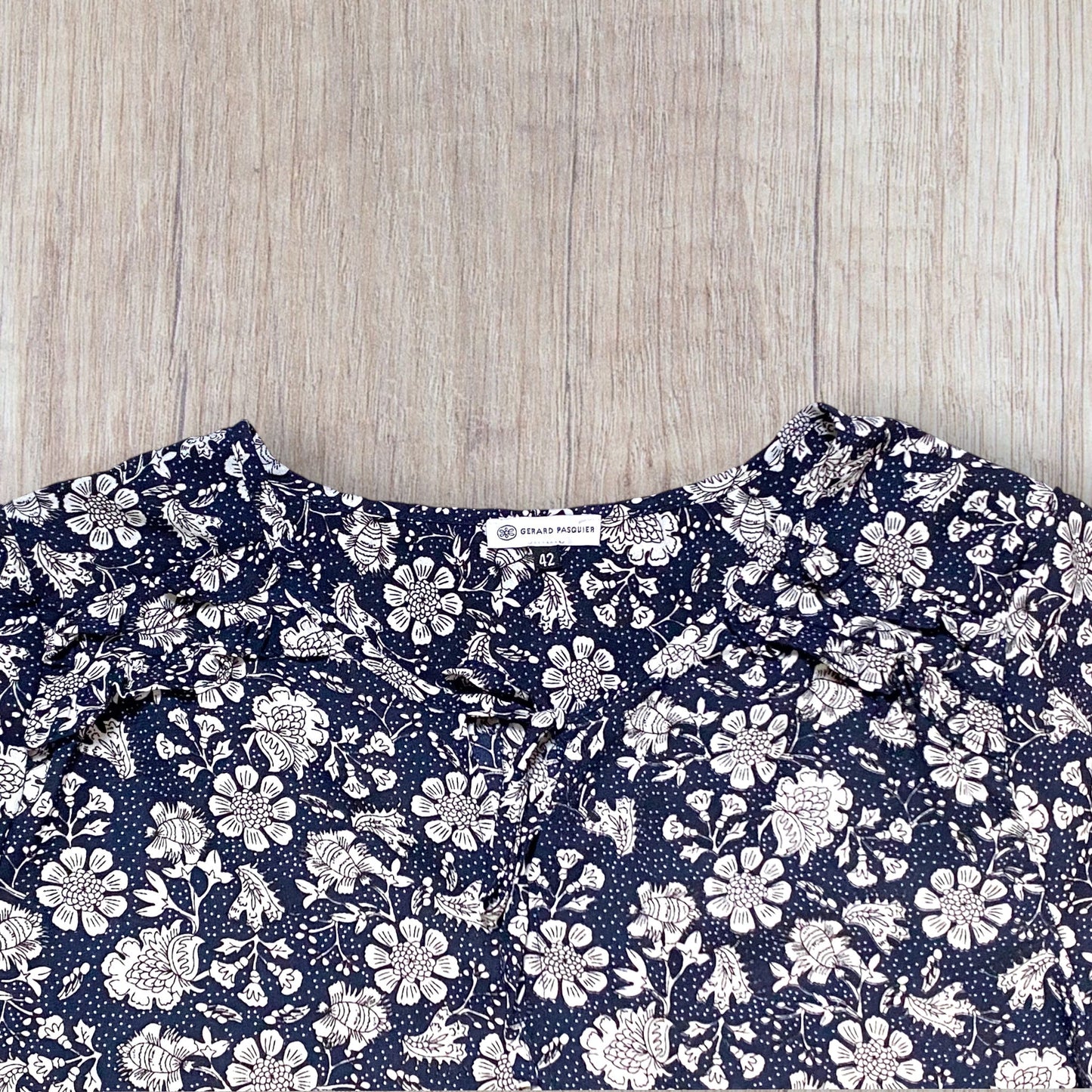 Blouse femme Gérard Pasquier 42 bleu marine à motif fleuri blanc, manches longues bouffantes et col à nouer