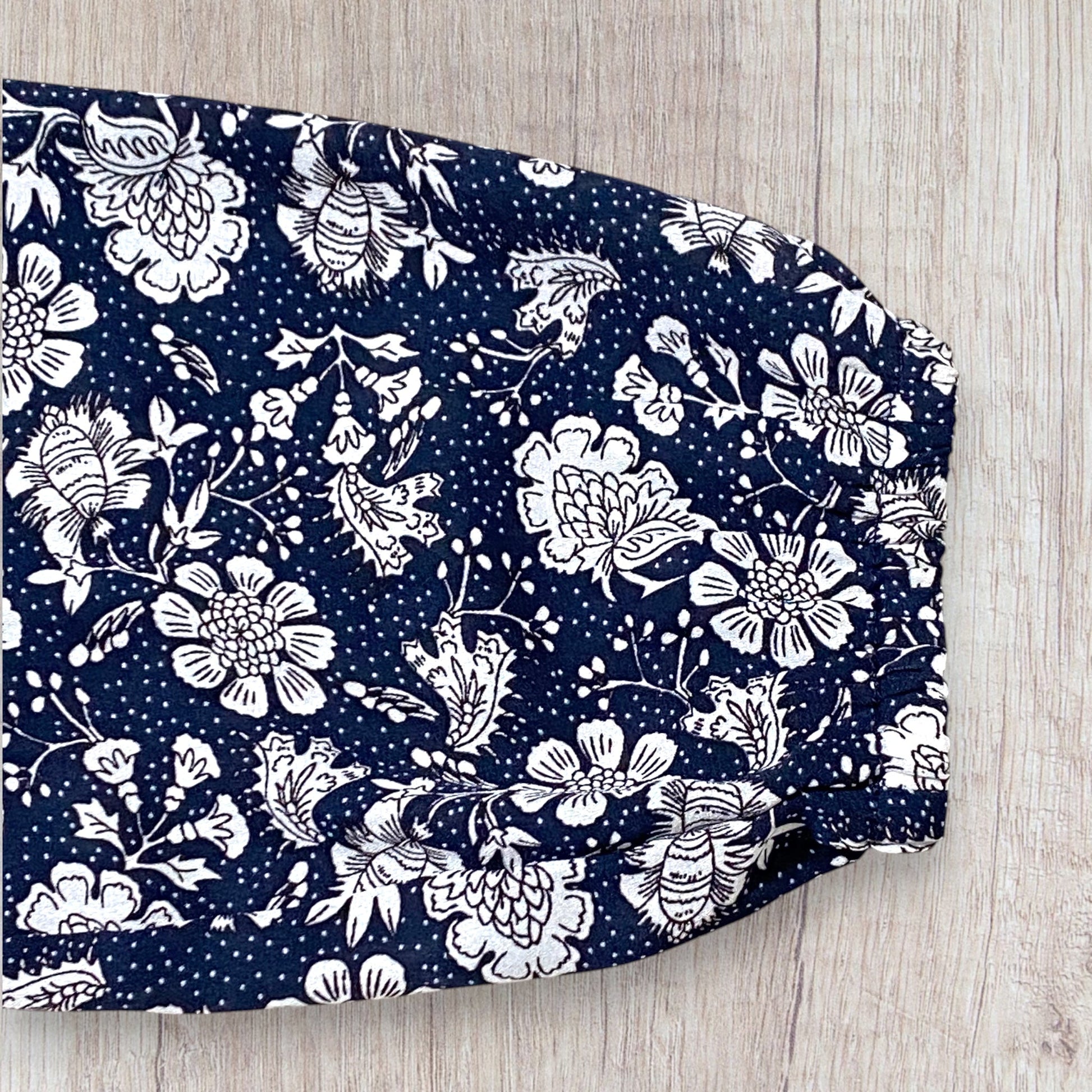 Blouse femme Gérard Pasquier 42 bleu marine à motif fleuri blanc, manches longues bouffantes et col à nouer