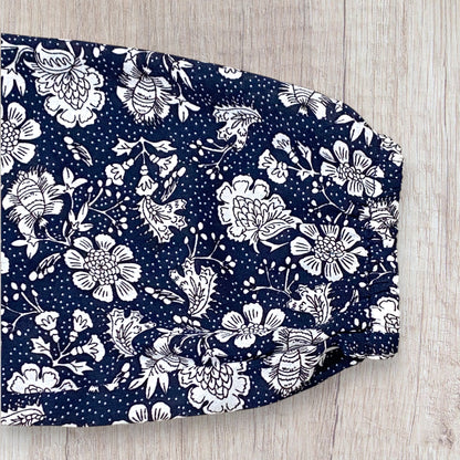 Blouse femme Gérard Pasquier 42 bleu marine à motif fleuri blanc, manches longues bouffantes et col à nouer