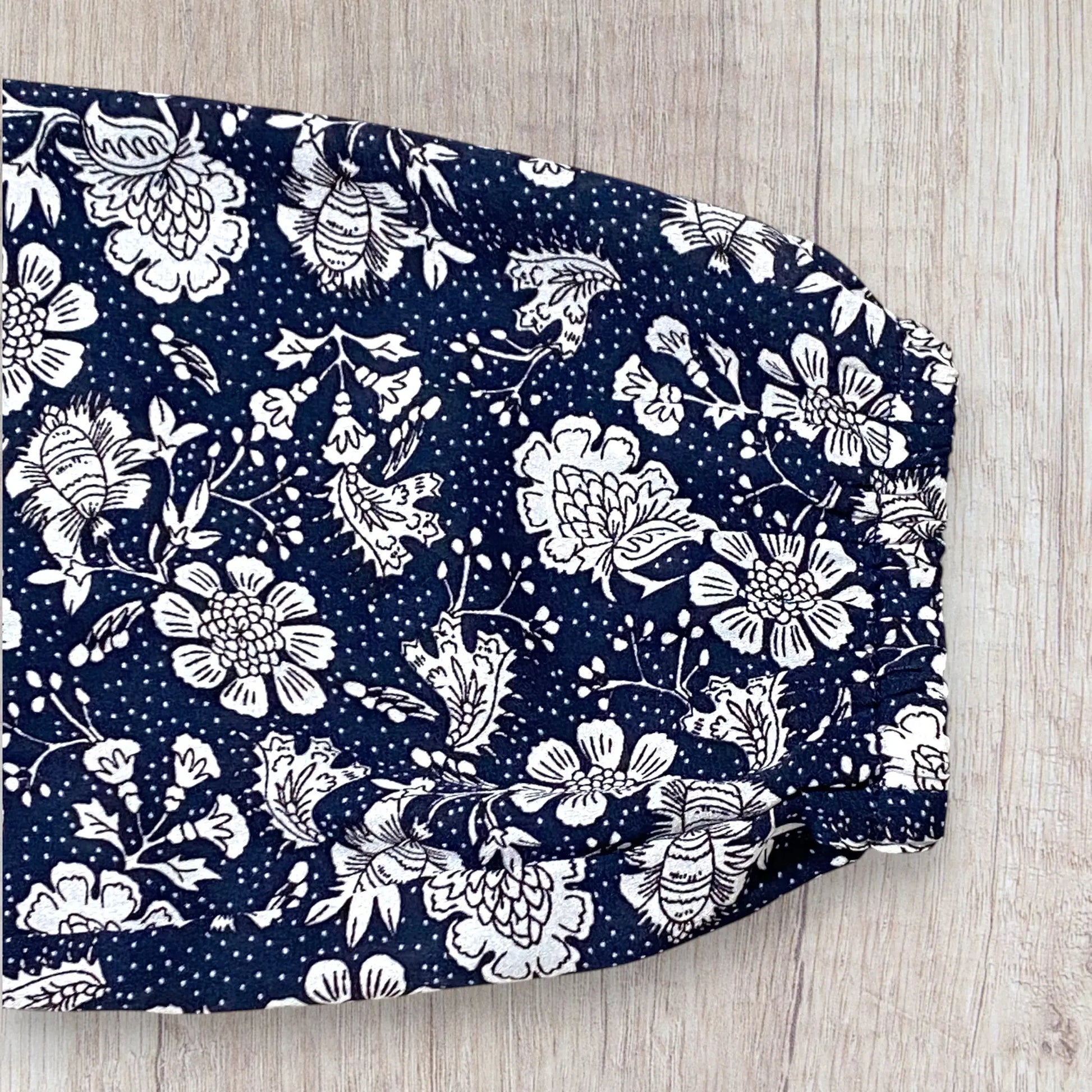 Blouse femme Gérard Pasquier 42 bleu marine à motif fleuri blanc, manches longues bouffantes et col à nouer
