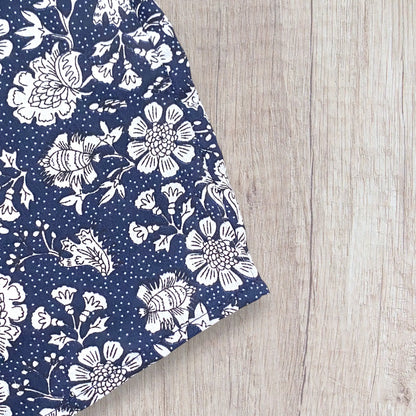 Blouse femme Gérard Pasquier 42 bleu marine à motif fleuri blanc, manches longues bouffantes et col à nouer