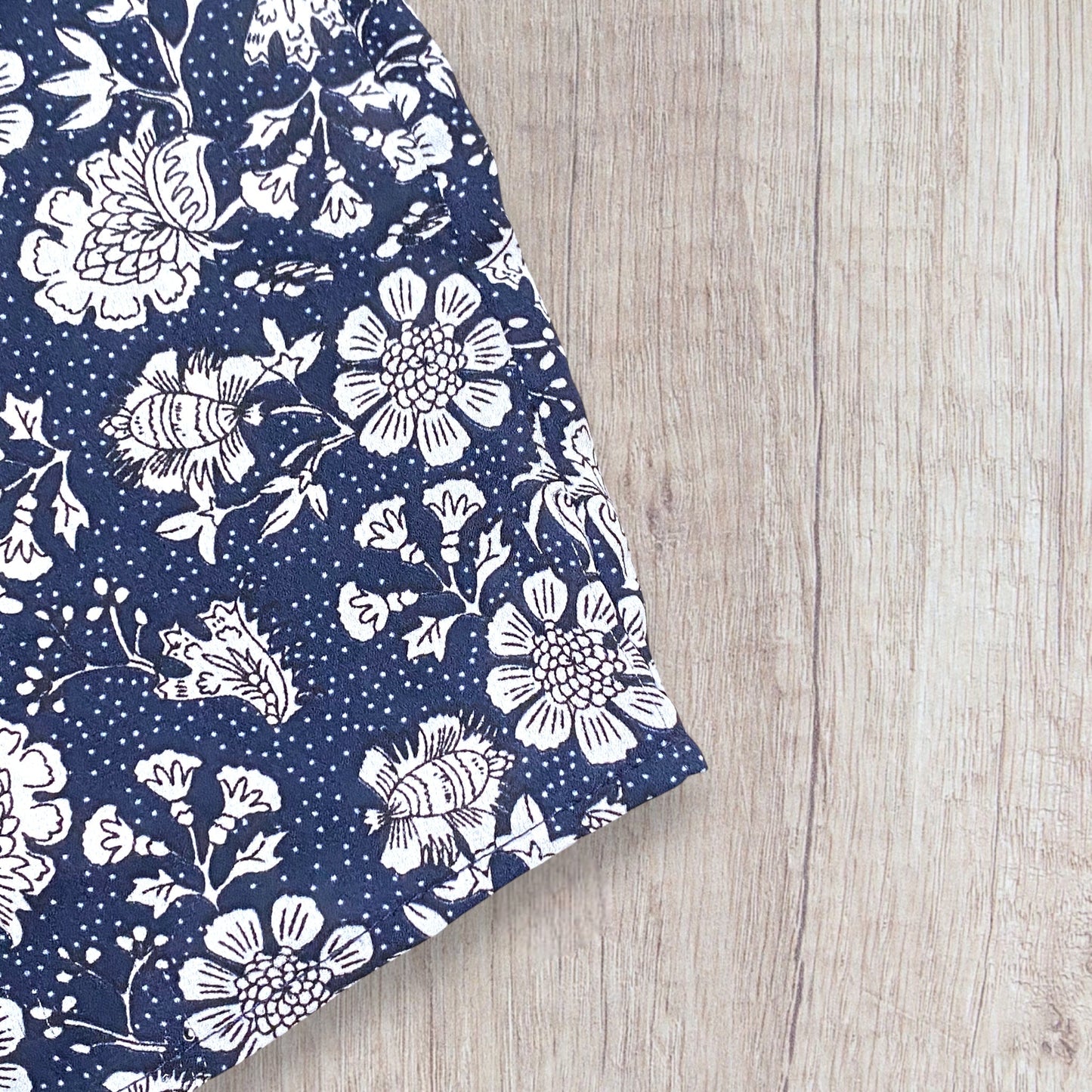 Blouse femme Gérard Pasquier 42 bleu marine à motif fleuri blanc, manches longues bouffantes et col à nouer