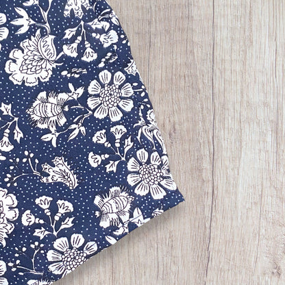 Blouse femme Gérard Pasquier 42 bleu marine à motif fleuri blanc, manches longues bouffantes et col à nouer