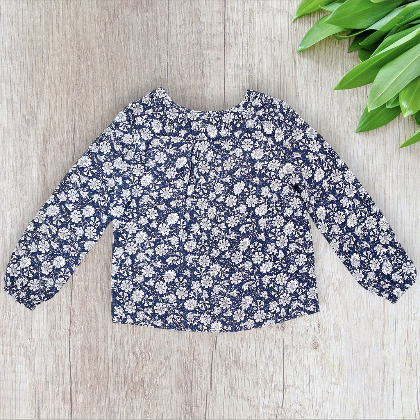 Blouse femme Gérard Pasquier 42 bleu marine à motif fleuri blanc, manches longues bouffantes et col à nouer