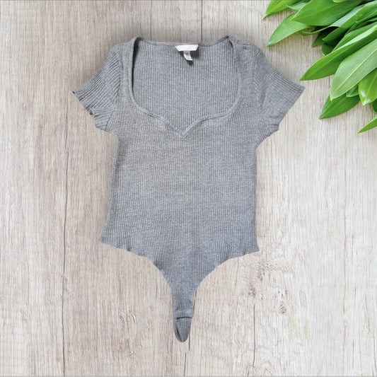 Body femme H&M XL gris ou noir rainuré col bateau cœur manches courtes