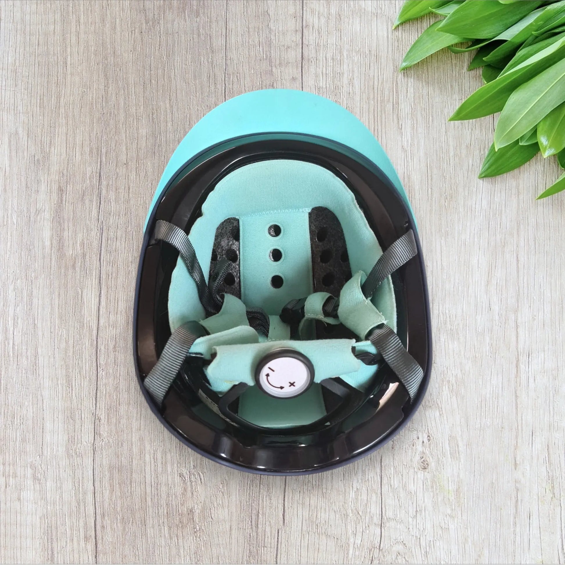 Bombe d’équitation enfant Fouganza taille S 52-55 cm bleu marine et turquoise, bon état, mousse turquoise, sangle grise