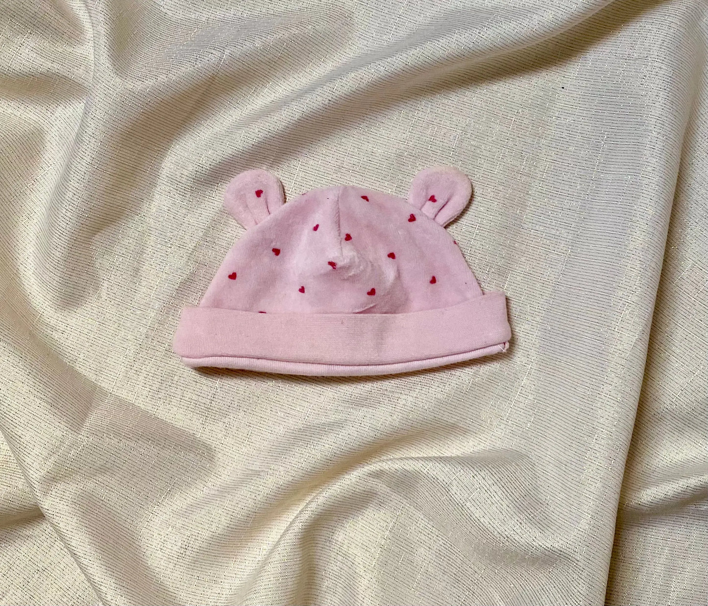 Bonnet Polaire Rose pour Nourrisson avec Petit Cœur Fuchsia : Douceur et Charme Hivernal inextenso