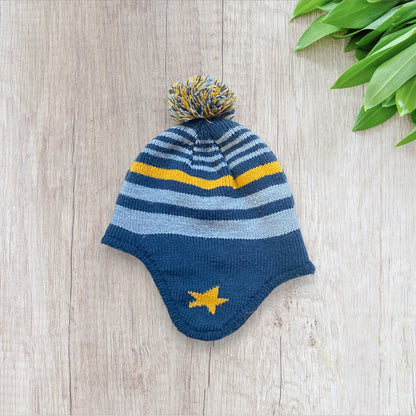 Bonnet bébé garçon Mes Petits Cailloux bleu marine à pompon tricolore et rayures.
