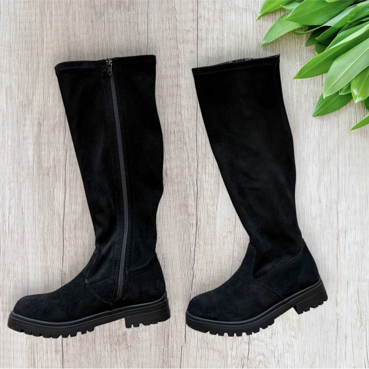 Bottes fille Lovely Skull 33 noires en faux daim montantes jusqu'au genou.