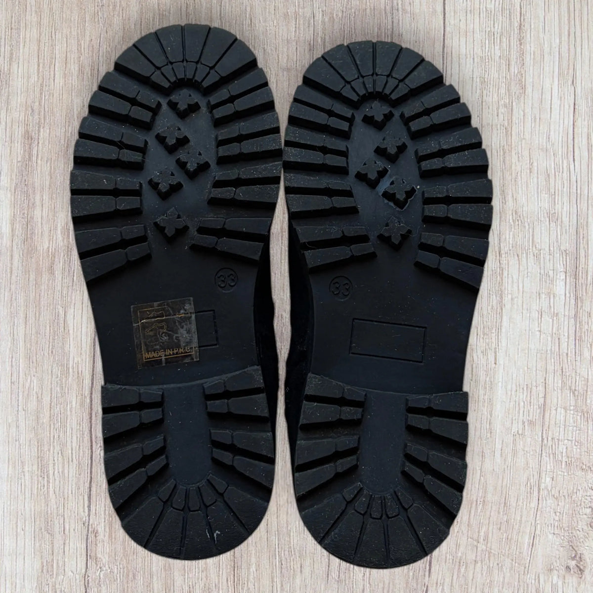 Bottes fille Lovely Skull 33 noires en faux daim montantes jusqu'au genou.