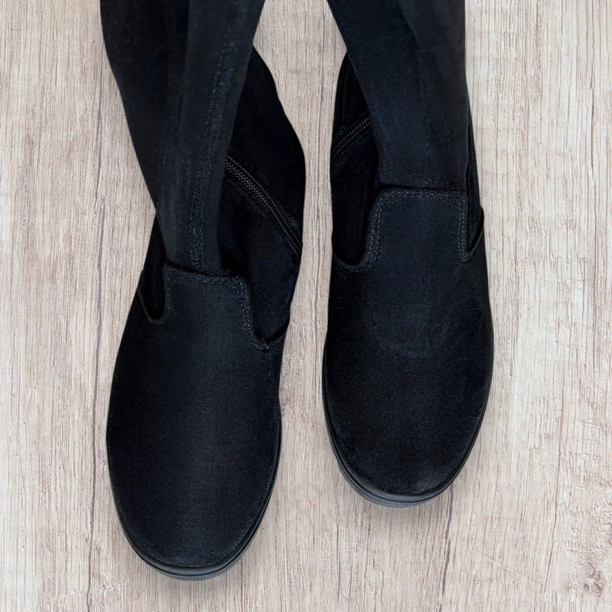 Bottes fille Lovely Skull 33 noires en faux daim montantes jusqu'au genou.