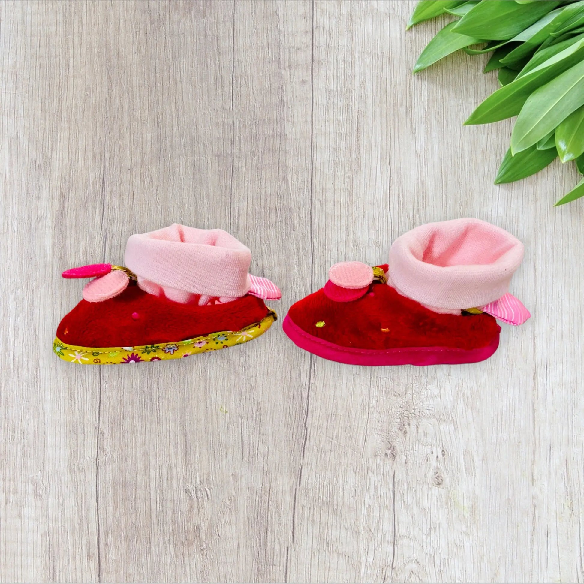 Chaussons Naissance Lilliputiens - Rouge à Pois Multicolores et Chaussette Intégrée Lilliputiens