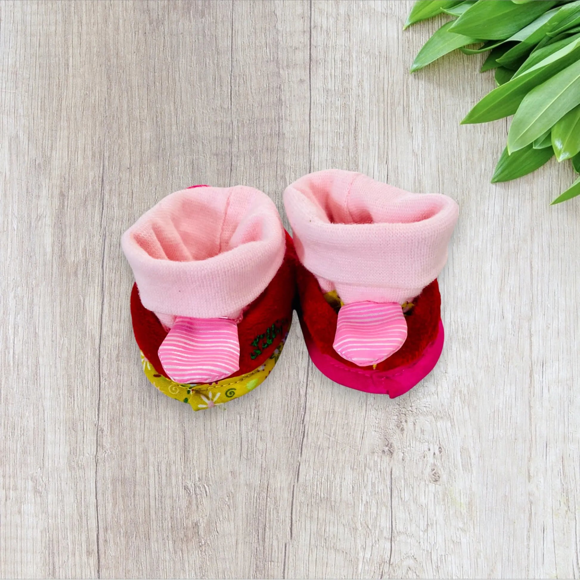 Chaussons Naissance Lilliputiens - Rouge à Pois Multicolores et Chaussette Intégrée Lilliputiens