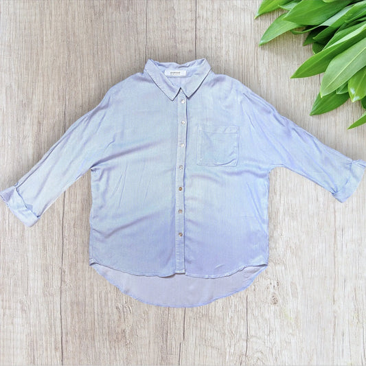 Chemise femme Promod S bleu ciel à fines rayures blanches avec boutons en nacre et manches 3/4.