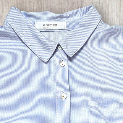 Chemise femme Promod S bleu ciel à fines rayures blanches avec boutons en nacre et manches 3/4.