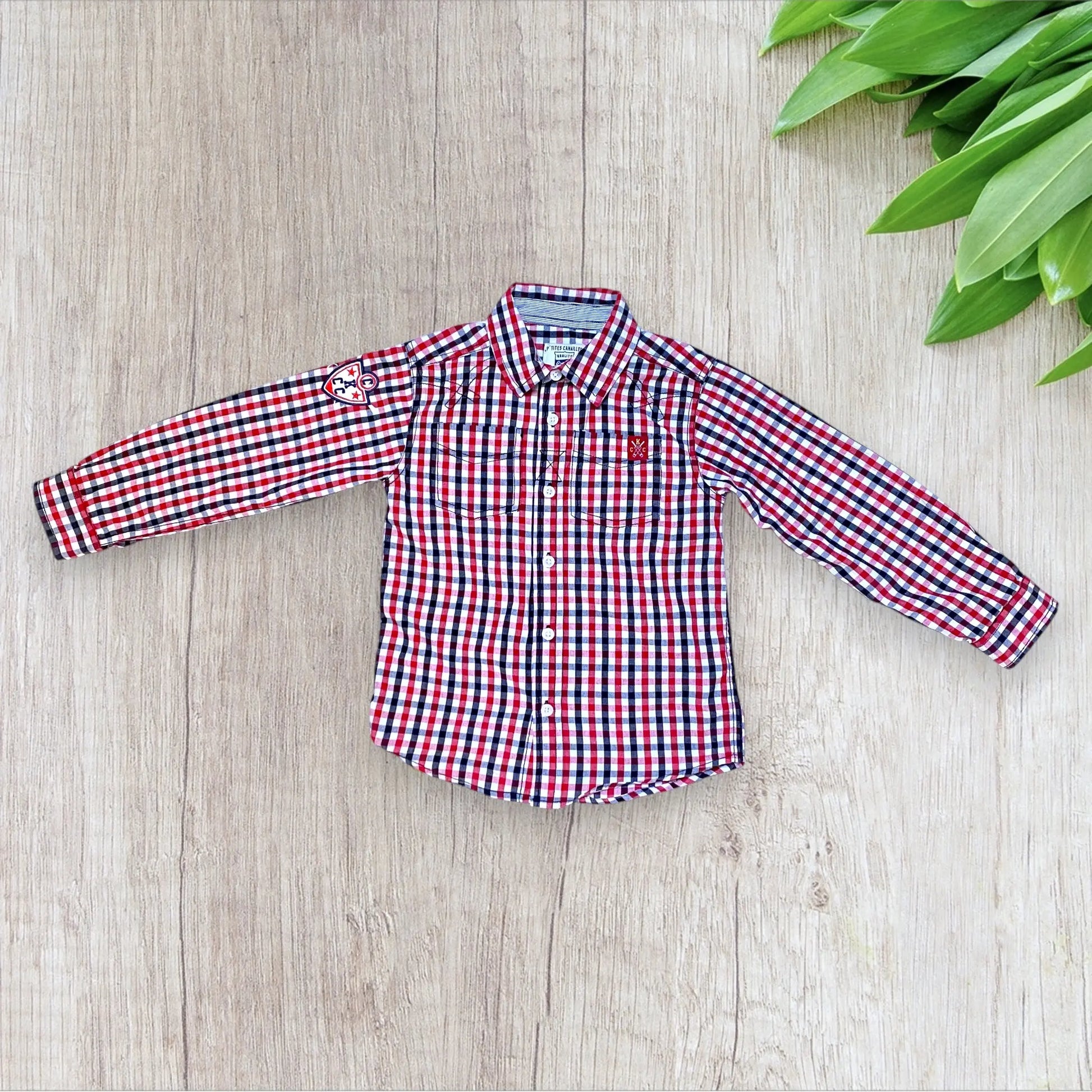 Chemise garçon P’tites Canailles 7 ans à carreaux rouge blanc noir avec broderie et boutons nacrés.