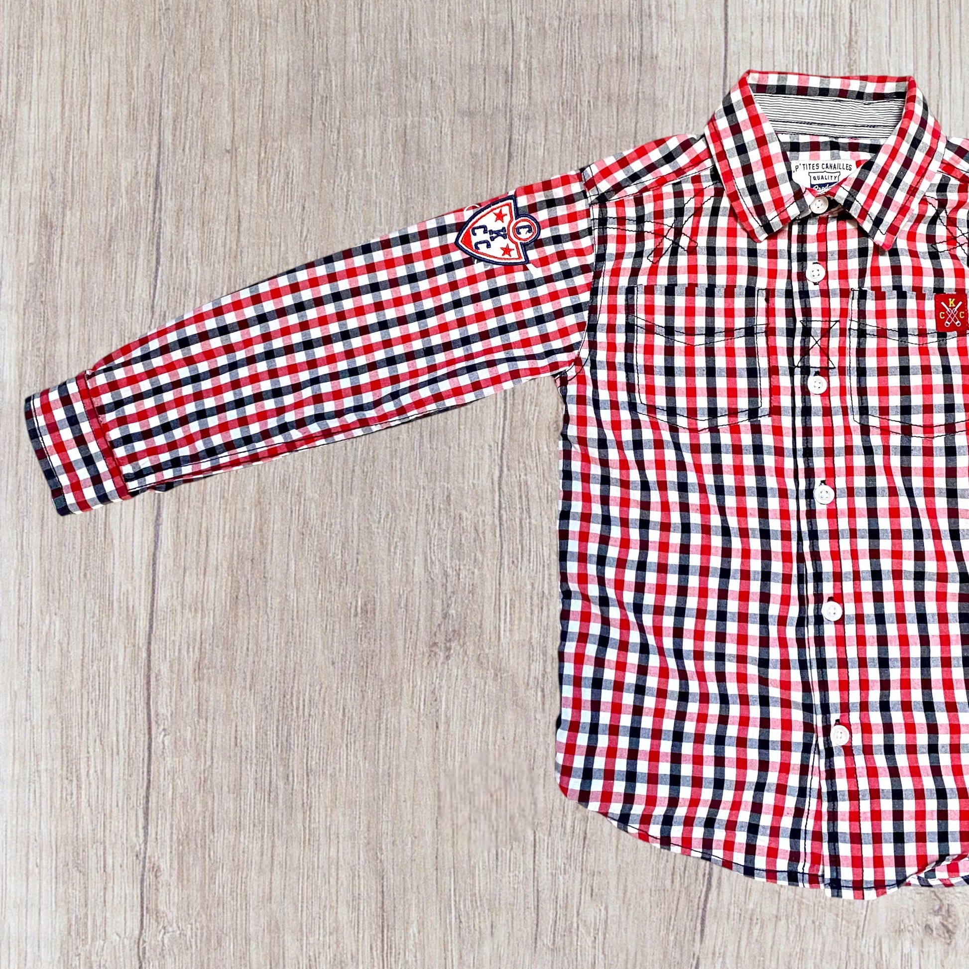 Chemise garçon P’tites Canailles 7 ans à carreaux rouge blanc noir avec broderie et boutons nacrés.