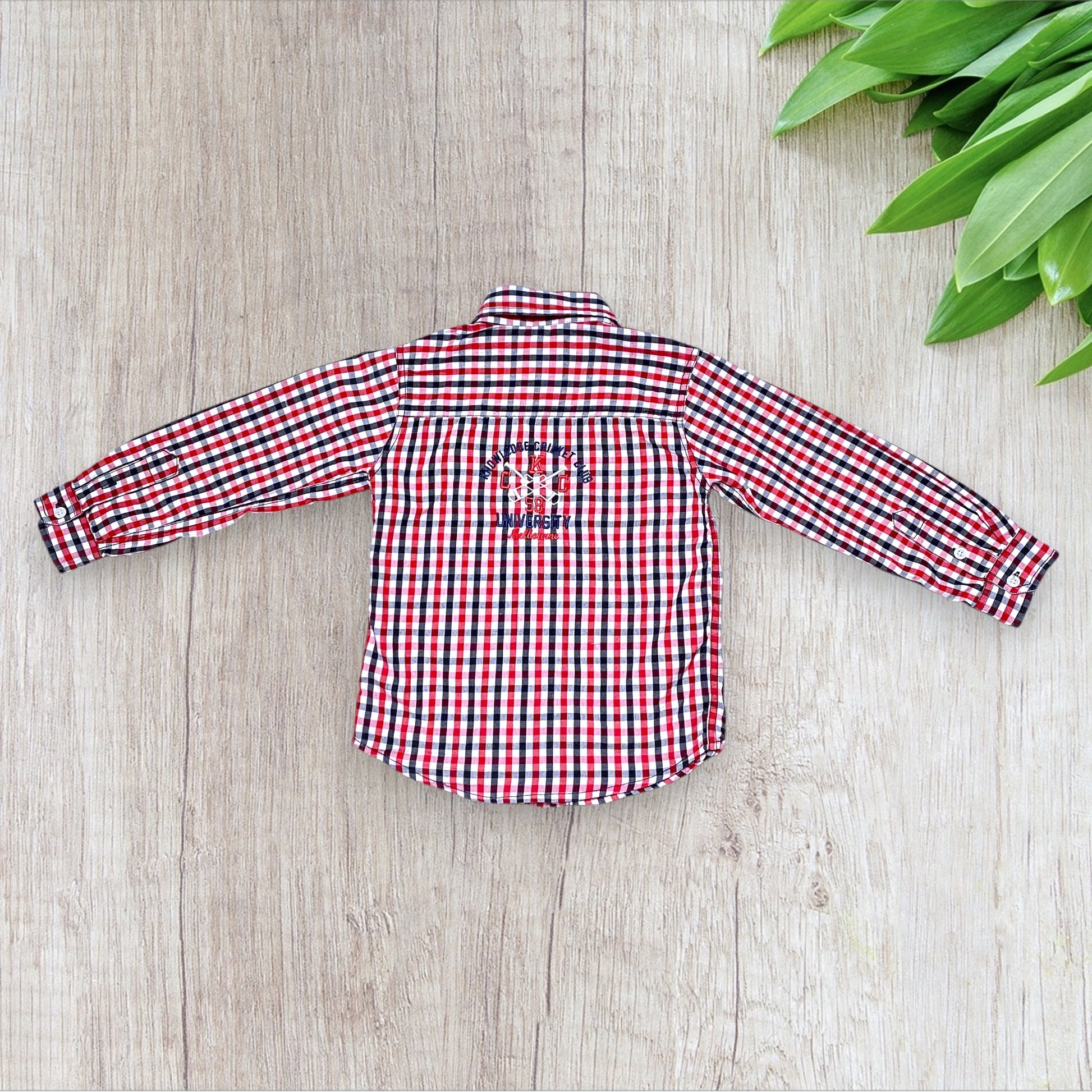 Chemise garçon P’tites Canailles 7 ans à carreaux rouge blanc noir avec broderie et boutons nacrés.