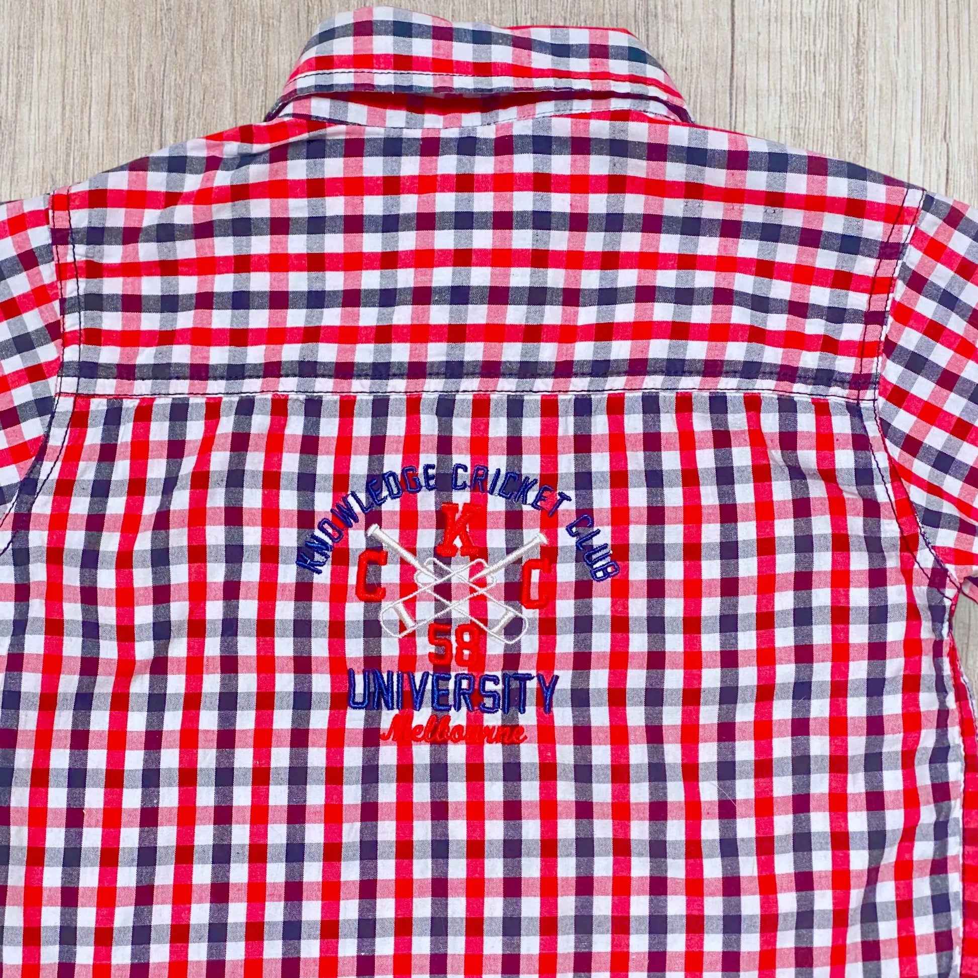 Chemise garçon P’tites Canailles 7 ans à carreaux rouge blanc noir avec broderie et boutons nacrés.