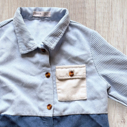 Chemise garçon Shein 5 ans en velours côtelé bleu ciel, bleu foncé et blanc avec boutons marron.