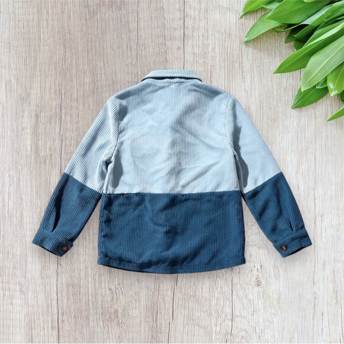 Chemise garçon Shein 5 ans en velours côtelé bleu ciel, bleu foncé et blanc avec boutons marron.