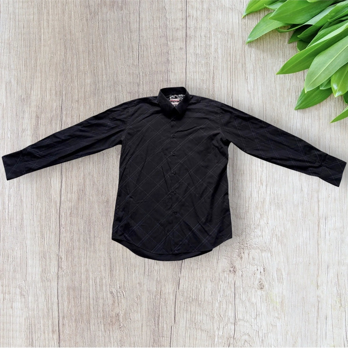 Chemise homme Cerrer taille 42 noire à fines rayures blanches croisées.