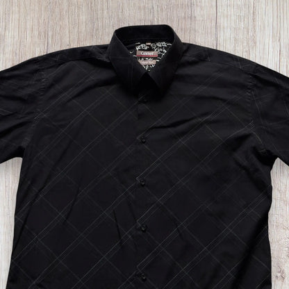 Chemise homme Cerrer taille 42 noire à fines rayures blanches croisées.