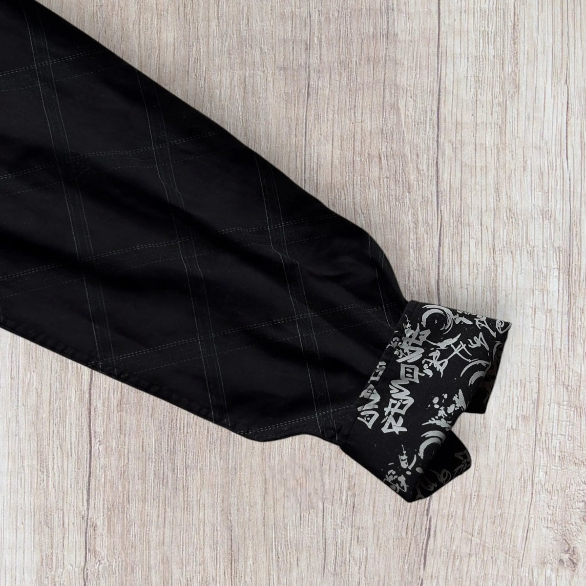 Chemise homme Cerrer taille 42 noire à fines rayures blanches croisées.