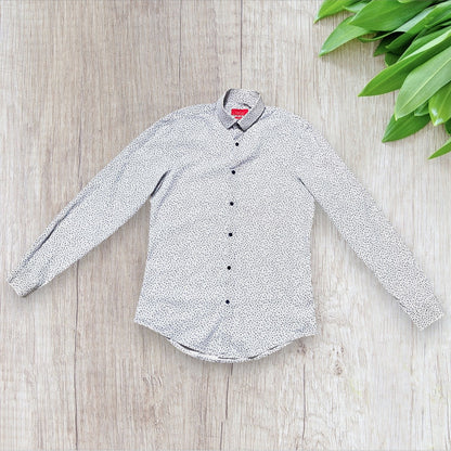 Chemise homme Zara S blanche à manches longues avec motif fleuri bleu marine et boutons bleu marine fil rouge