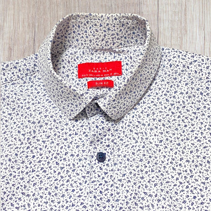 Chemise homme Zara S blanche à manches longues avec motif fleuri bleu marine et boutons bleu marine fil rouge