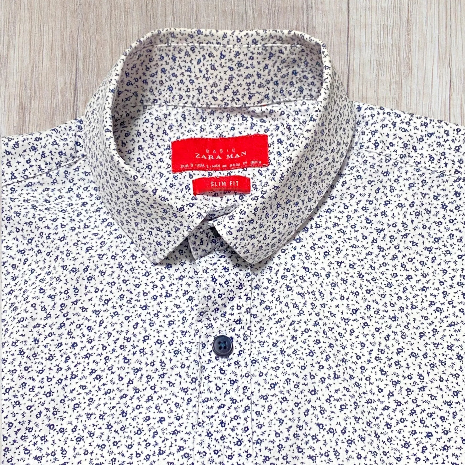 Chemise homme Zara S blanche à manches longues avec motif fleuri bleu marine et boutons bleu marine fil rouge