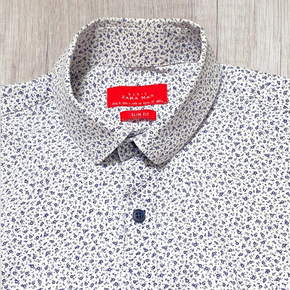 Chemise homme Zara S blanche à manches longues avec motif fleuri bleu marine et boutons bleu marine fil rouge