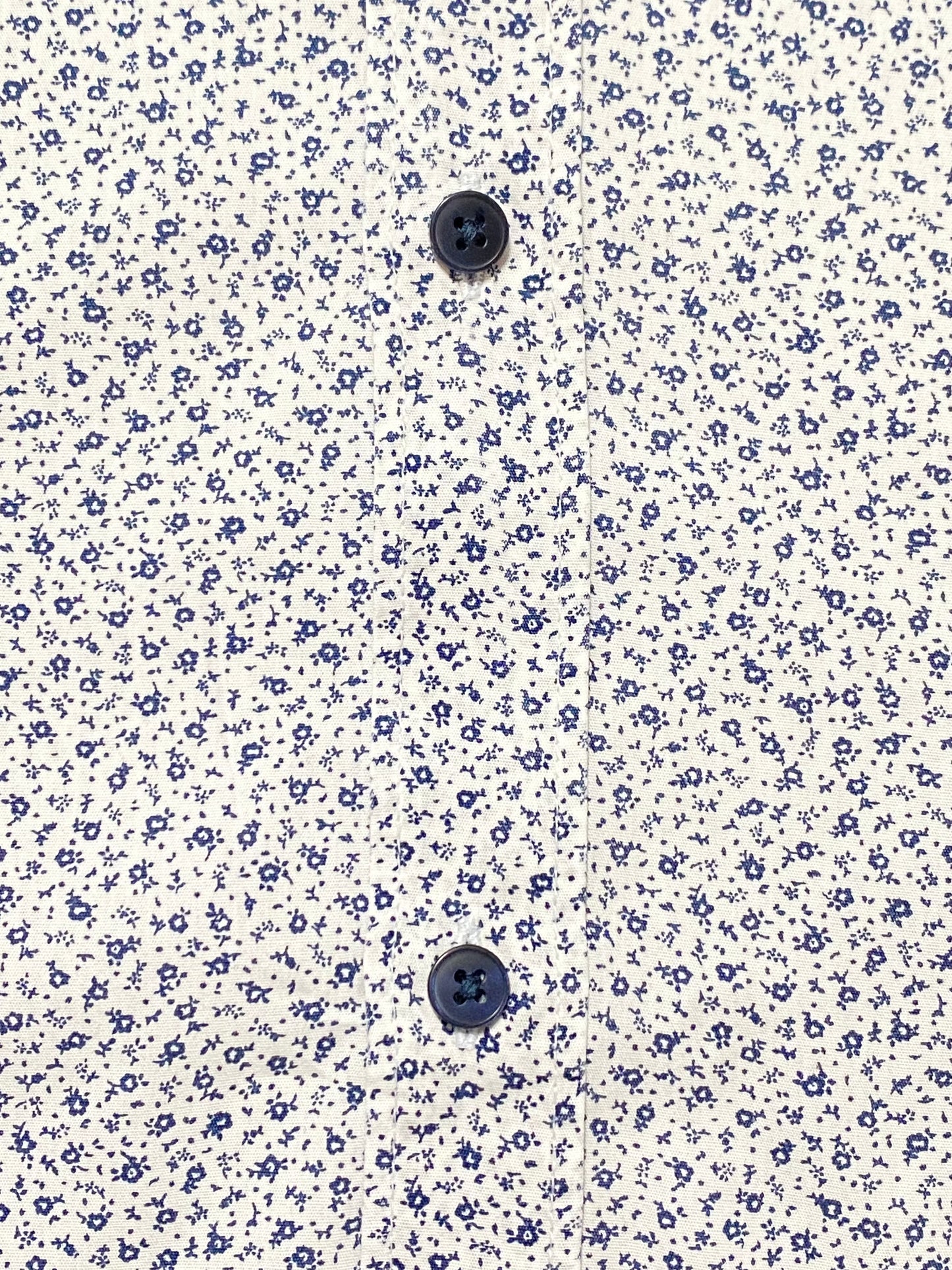 Chemise homme Zara S blanche à manches longues avec motif fleuri bleu marine et boutons bleu marine fil rouge