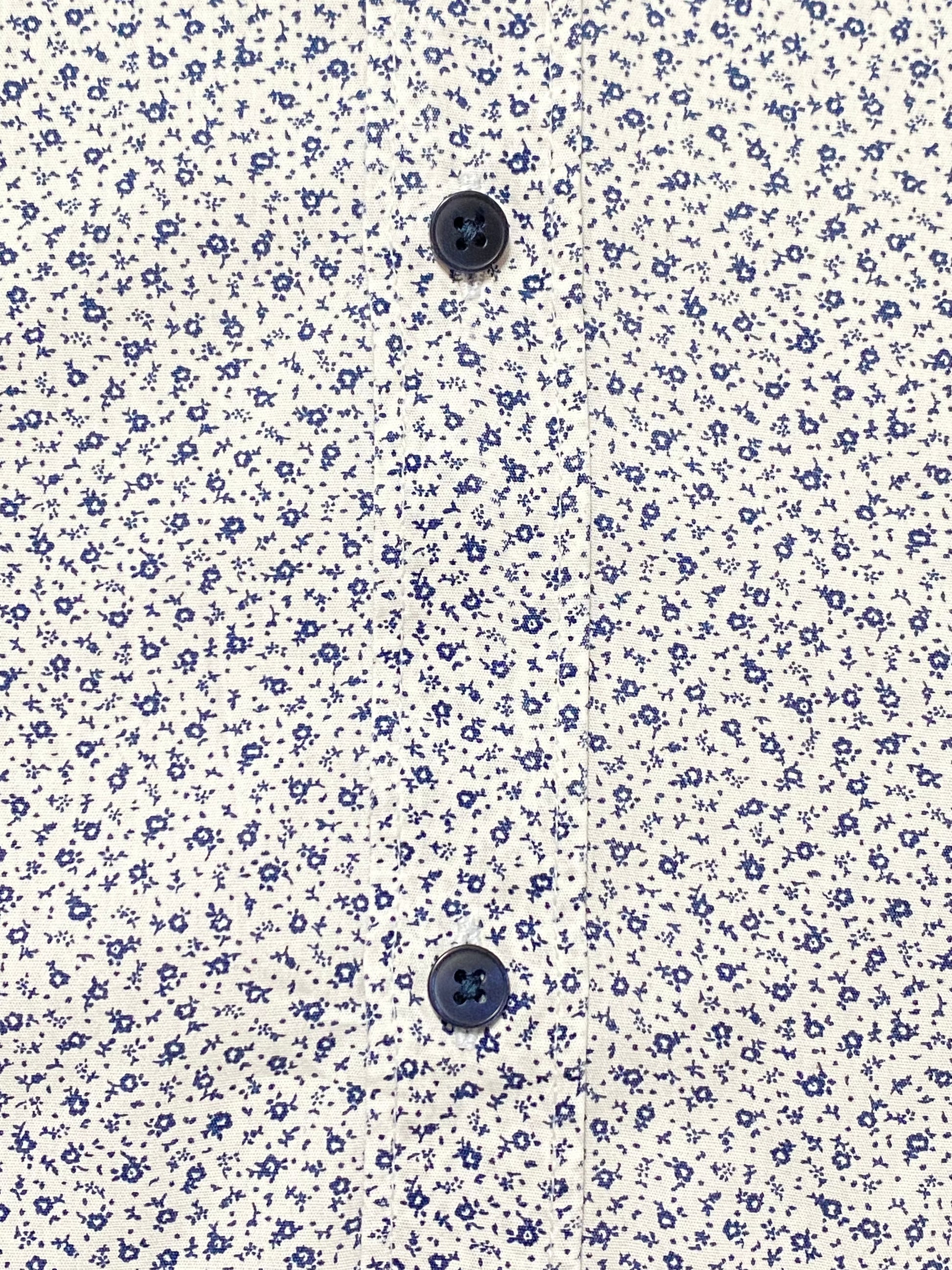 Chemise homme Zara S blanche à manches longues avec motif fleuri bleu marine et boutons bleu marine fil rouge