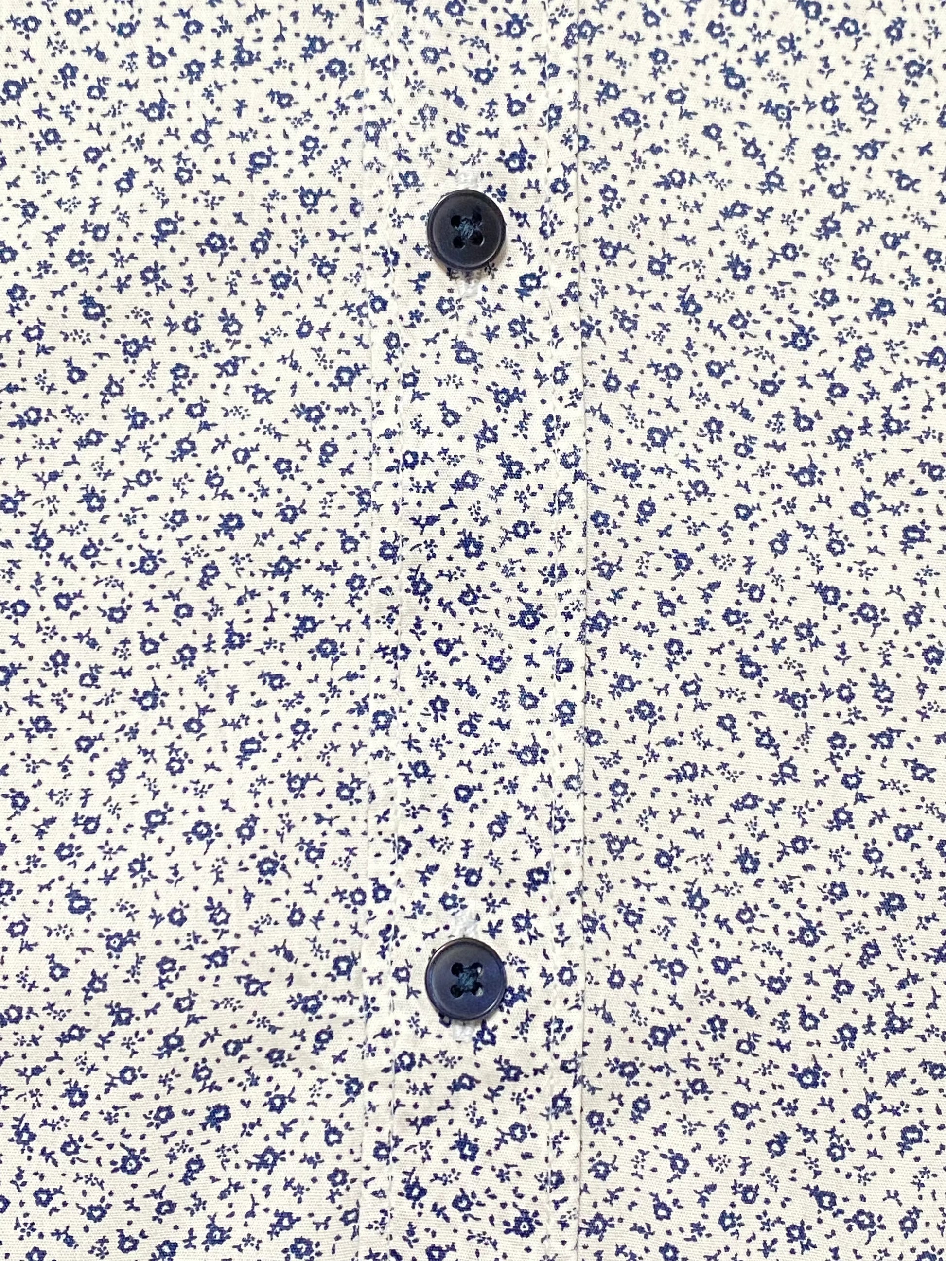 Chemise homme Zara S blanche à manches longues avec motif fleuri bleu marine et boutons bleu marine fil rouge