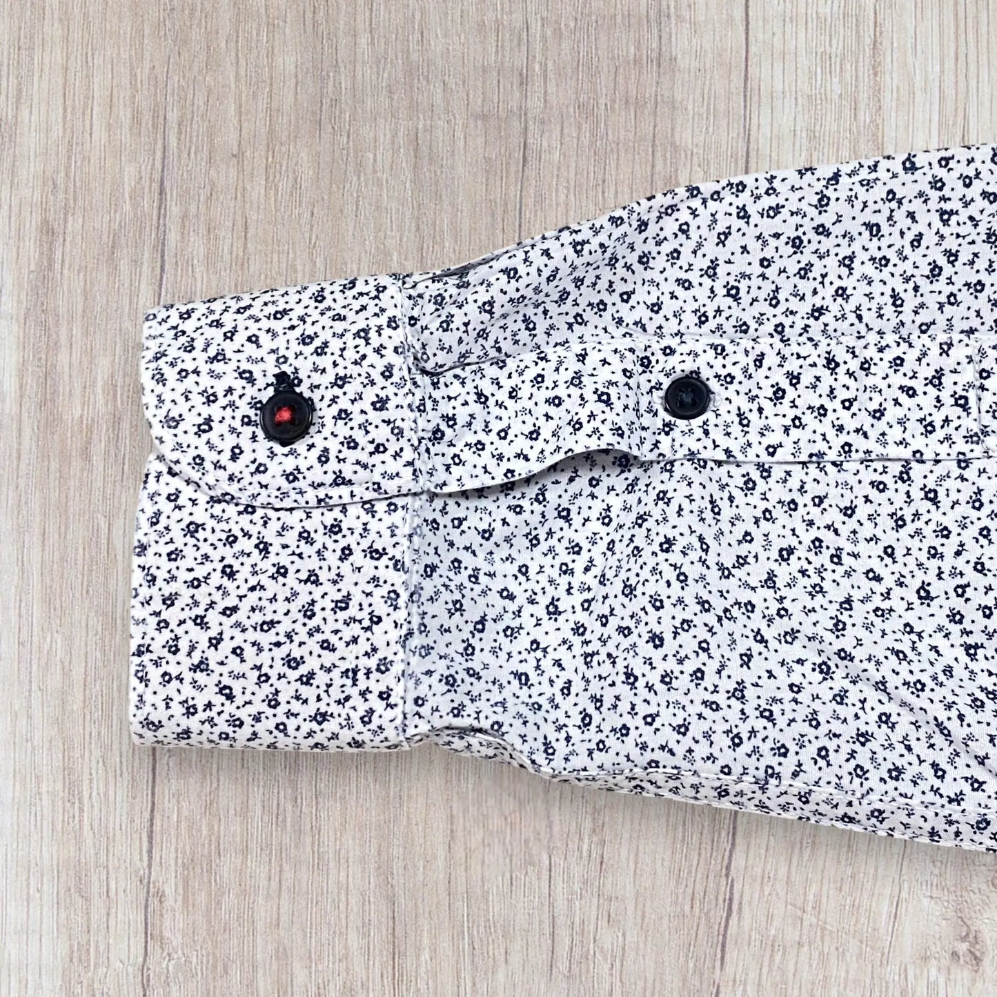 Chemise homme Zara S blanche à manches longues avec motif fleuri bleu marine et boutons bleu marine fil rouge