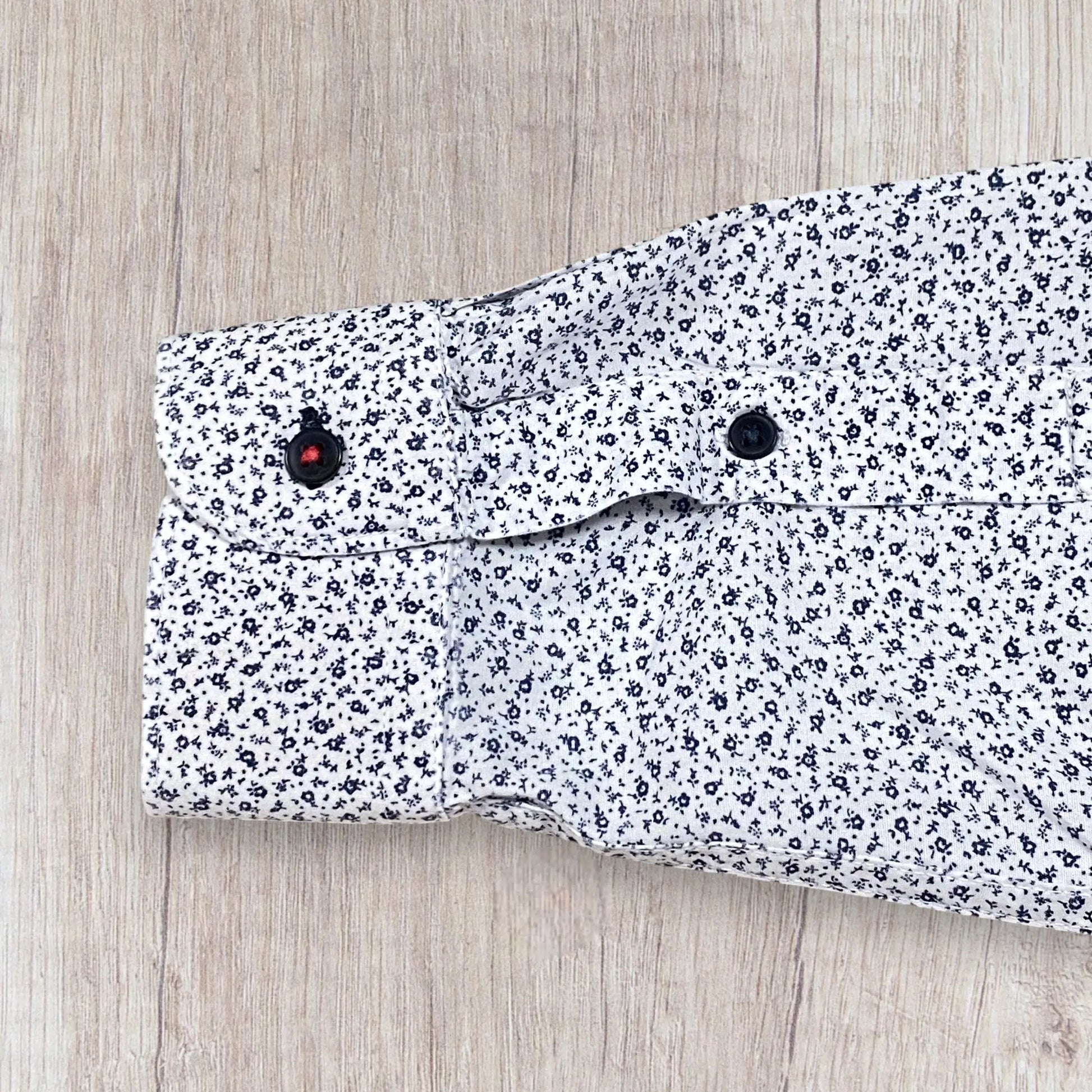 Chemise homme Zara S blanche à manches longues avec motif fleuri bleu marine et boutons bleu marine fil rouge