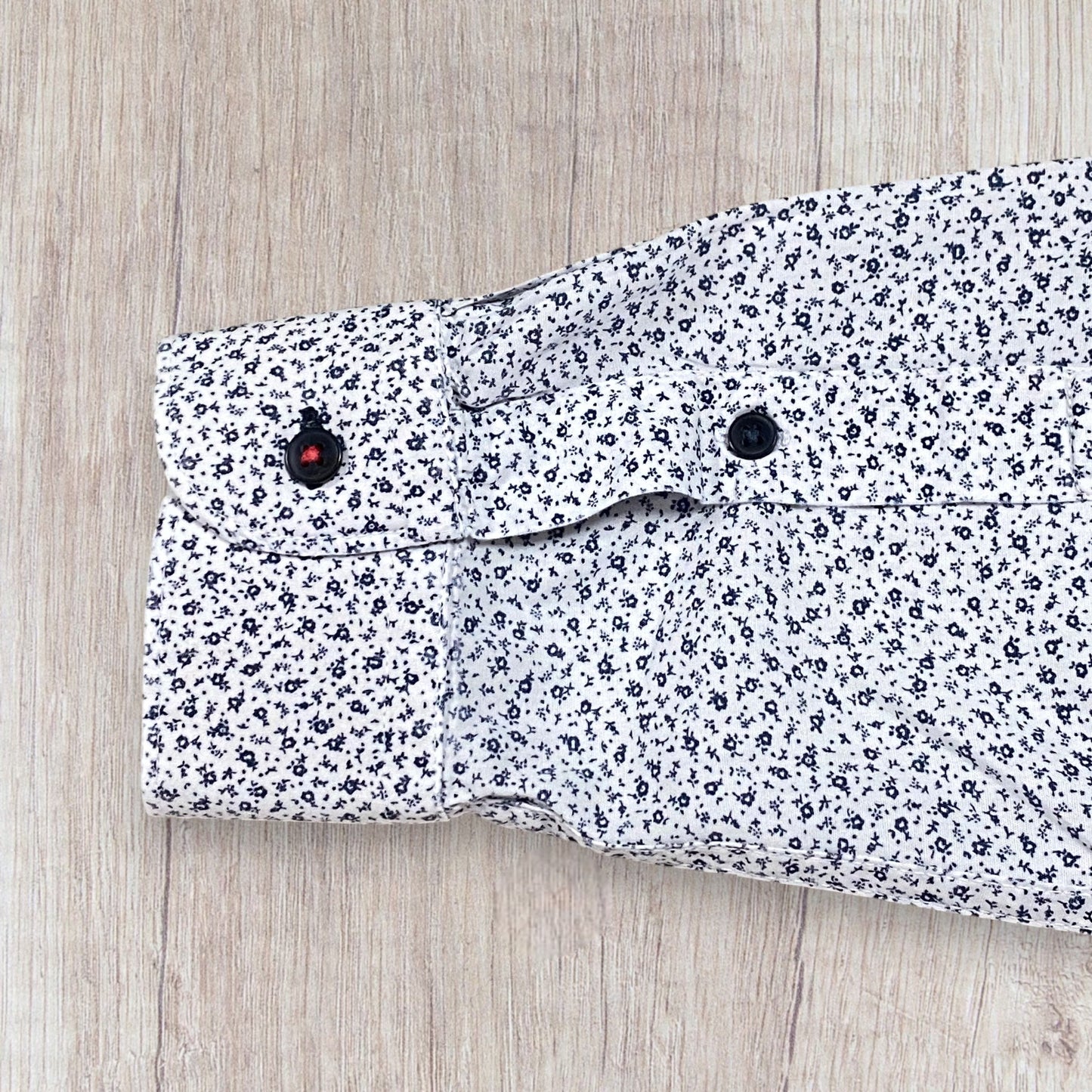 Chemise homme Zara S blanche à manches longues avec motif fleuri bleu marine et boutons bleu marine fil rouge