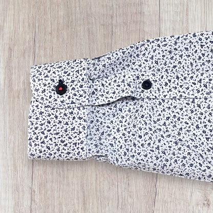 Chemise homme Zara S blanche à manches longues avec motif fleuri bleu marine et boutons bleu marine fil rouge