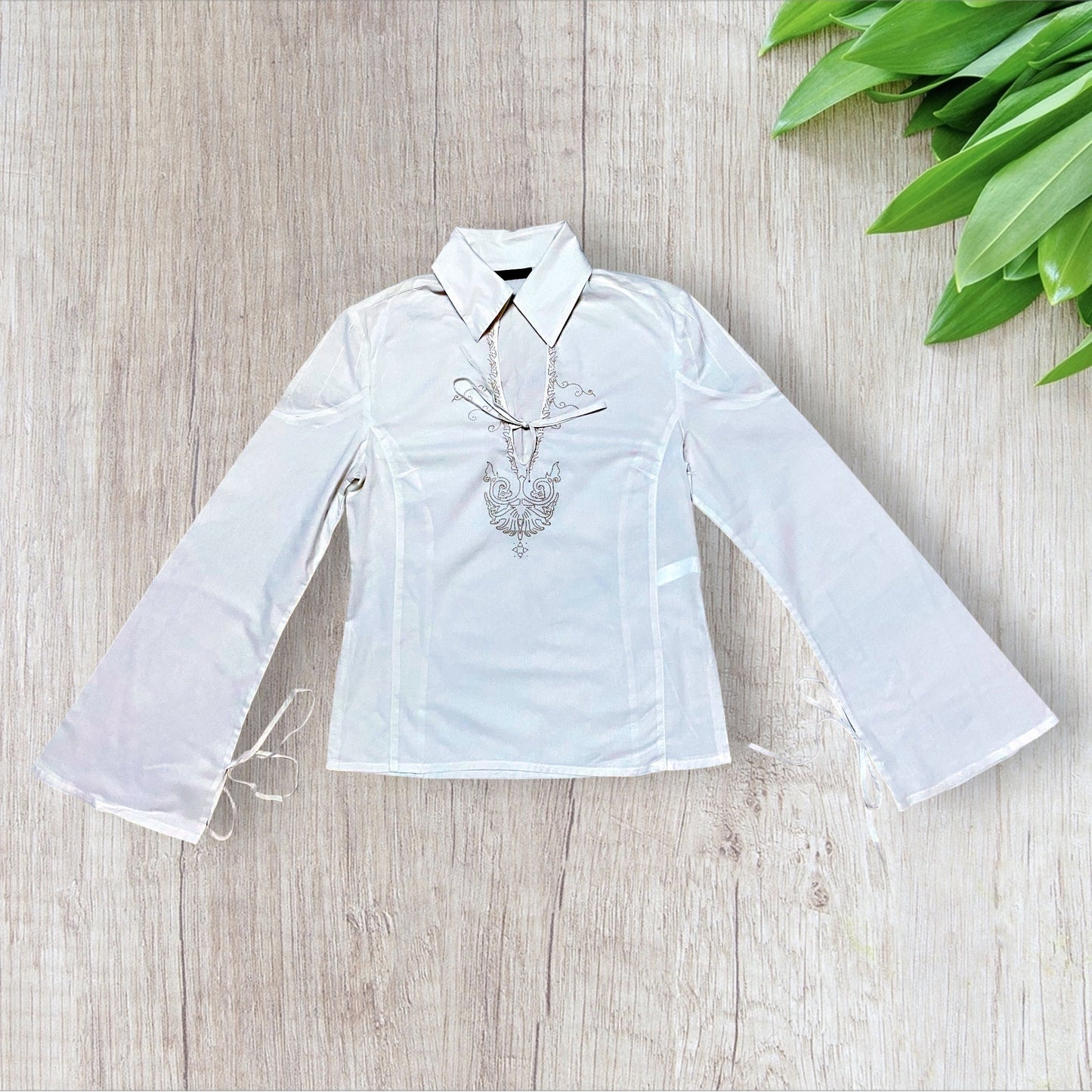 Chemisier femme IKKS blanc taille 38 avec broderies et manches évasées.