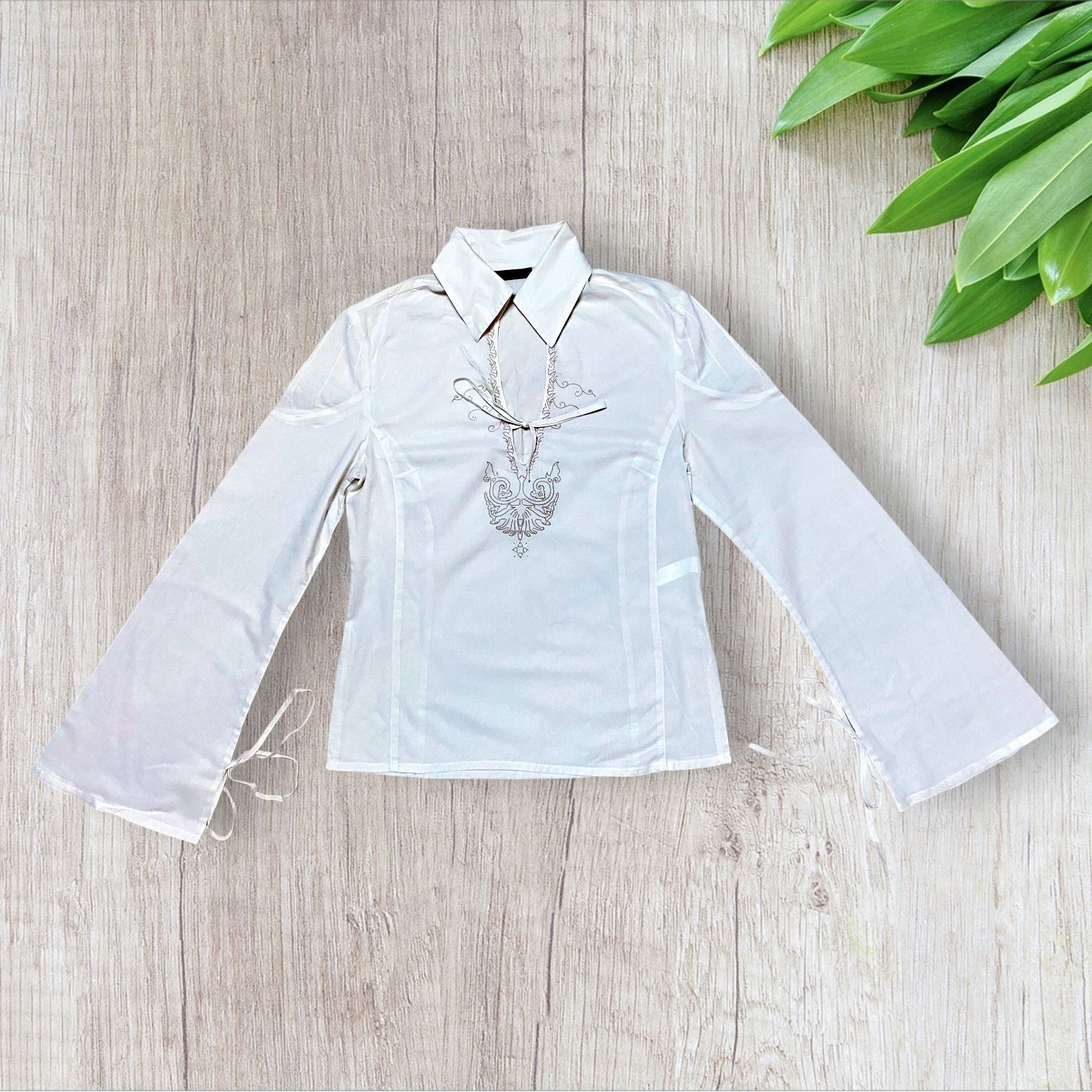 Chemisier femme IKKS blanc taille 38 avec broderies et manches évasées.