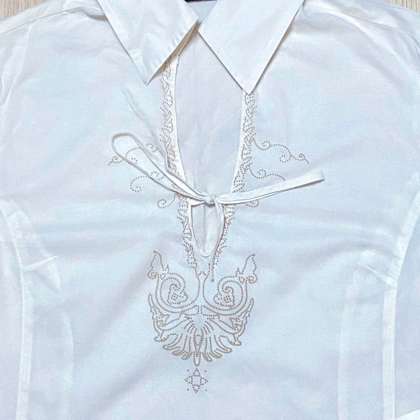 Chemisier femme IKKS blanc taille 38 avec broderies et manches évasées.