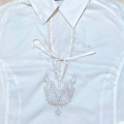 Chemisier femme IKKS blanc taille 38 avec broderies et manches évasées.