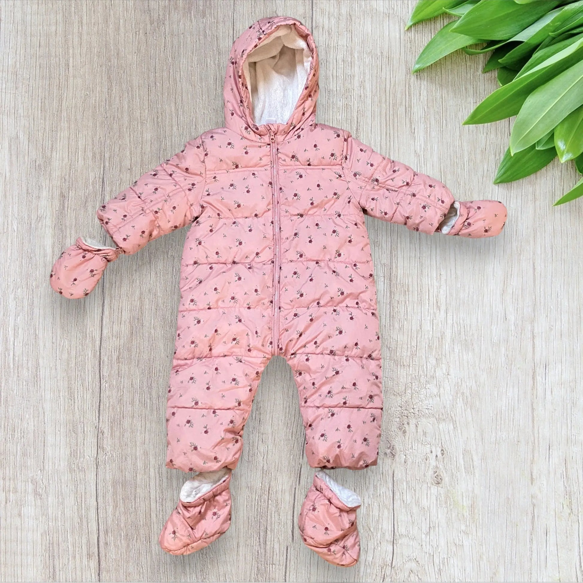 Combinaison doudoune bébé fille TEX 12 mois rose fleuri avec moufles.